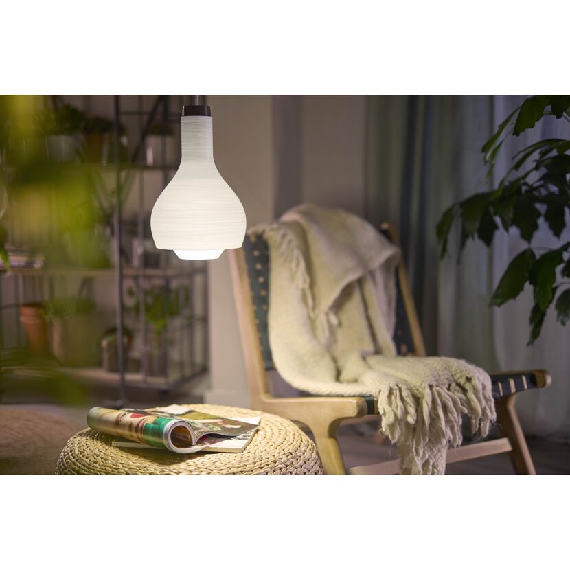 Warmweißes LED-Leuchtmittel in Hängelampe im Wohnzimmer