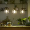 Warmweißes Licht von drei LED-Leuchtmitteln in Pendelleuchten.