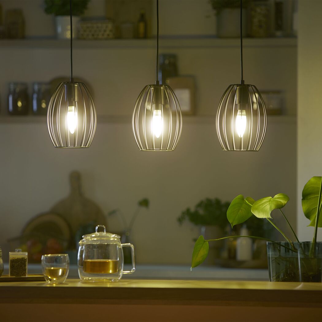 Warmweißes Licht von drei LED-Leuchtmitteln in Pendelleuchten.