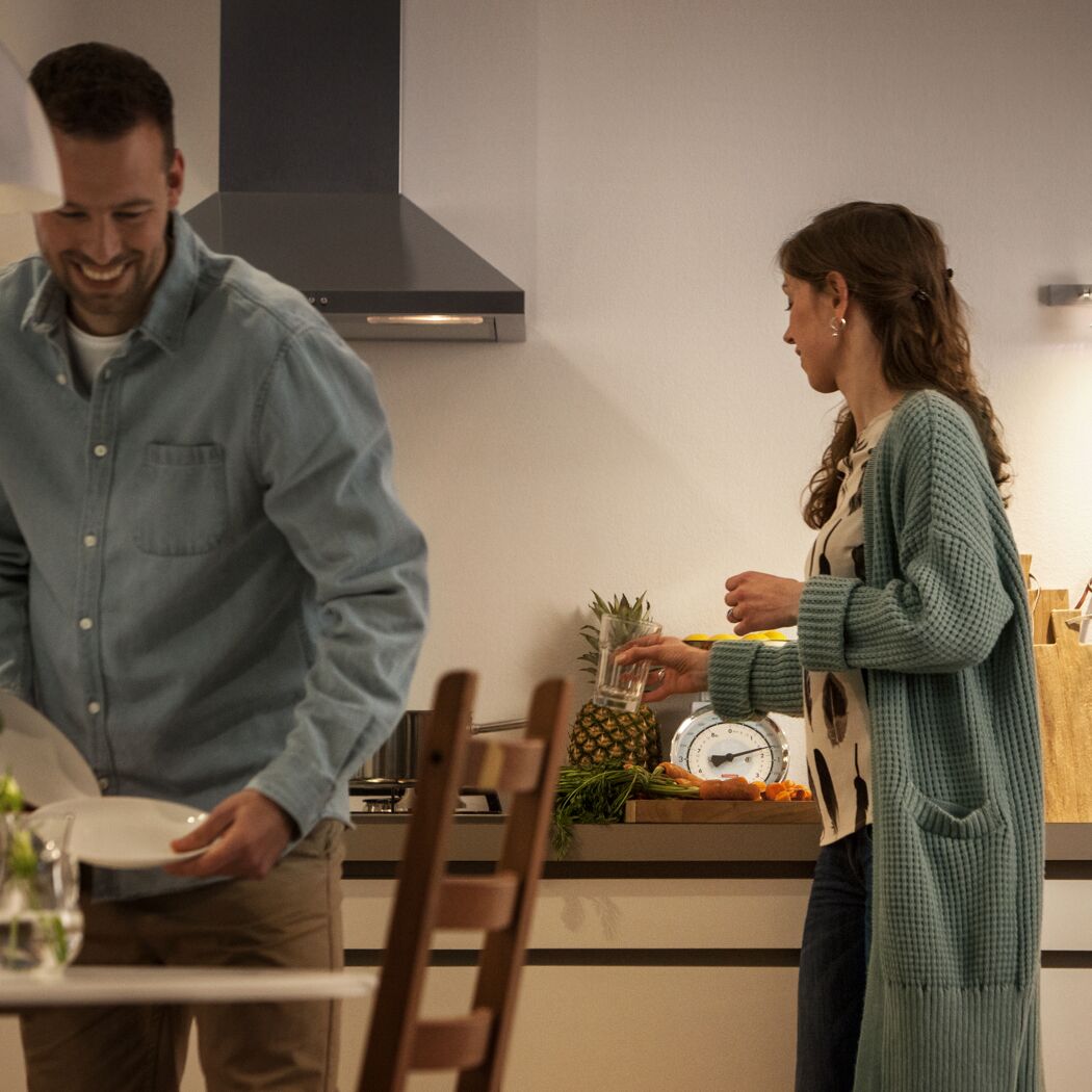 Zwei Personen bereiten gemeinsam Essen in der Küche zu.