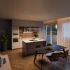 Moderne Küche und Essbereich mit warmweißer LED-Beleuchtung.
