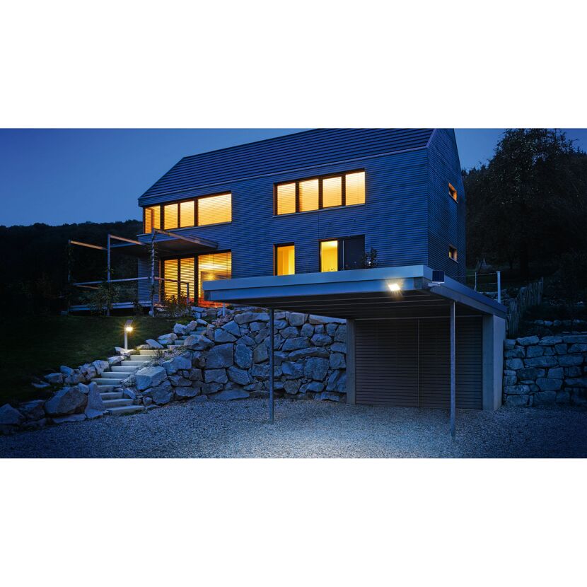 Beleuchtete Außenfassade eines Hauses bei Nacht