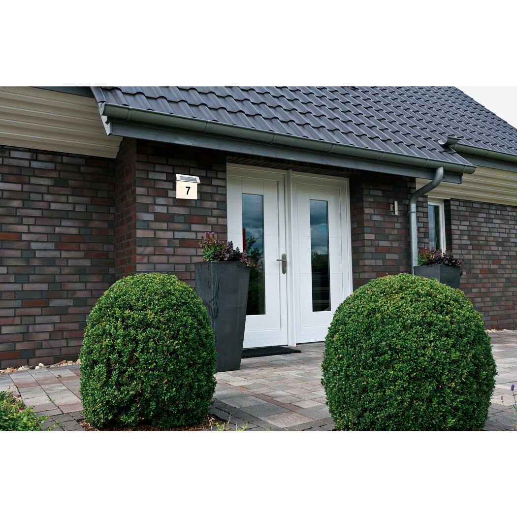 Hausfassade mit beleuchteter Hausnummer 7