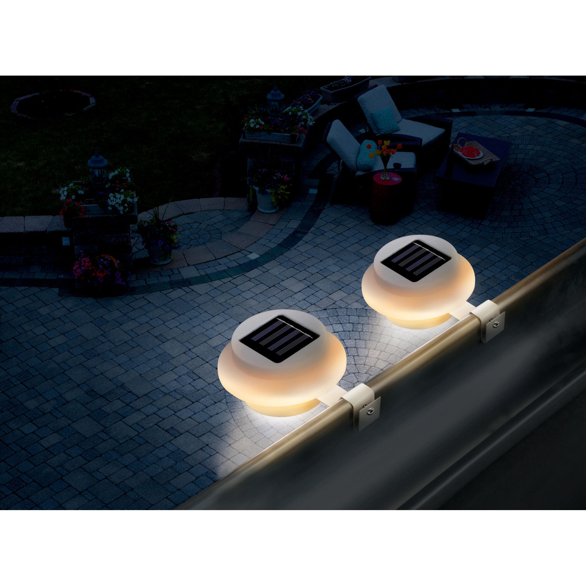 Zwei Solarstrahler für die Dachrinne