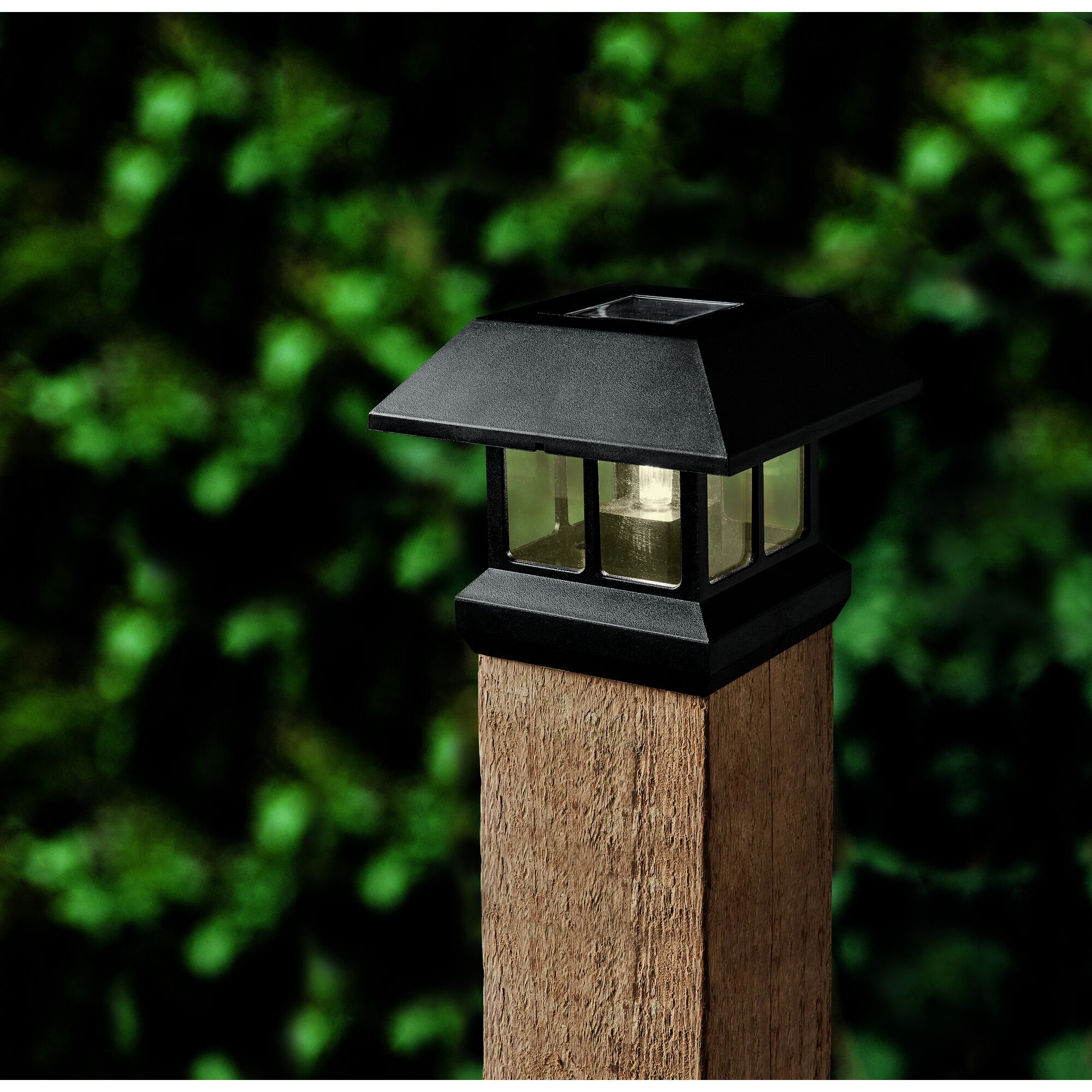 Solar-Zaunleuchte auf einem Holzpfosten