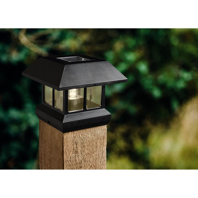 Solar-Zaunleuchte auf einem Holzpfosten