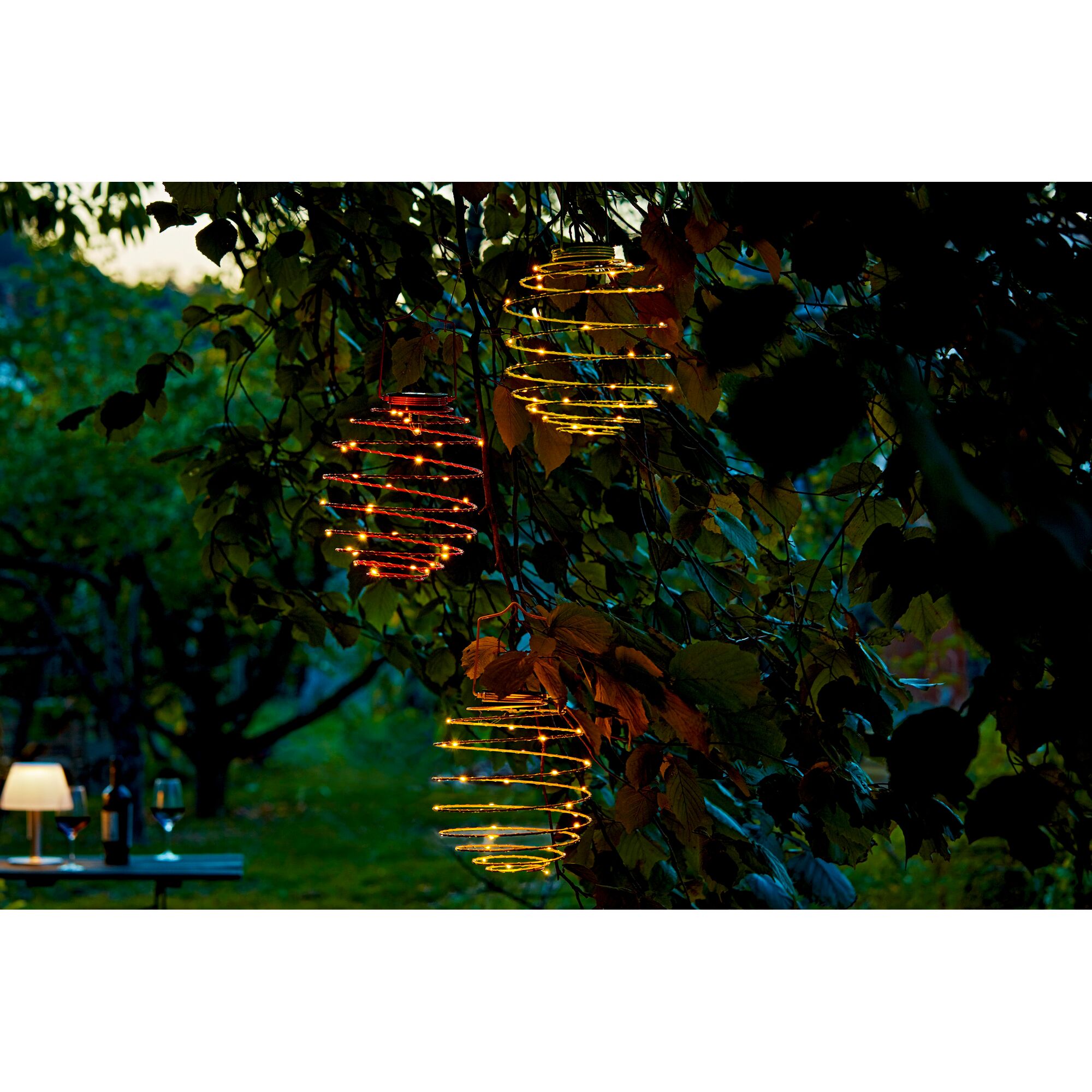 Drei Solar Lampions Spirale gelb hängen im Baum