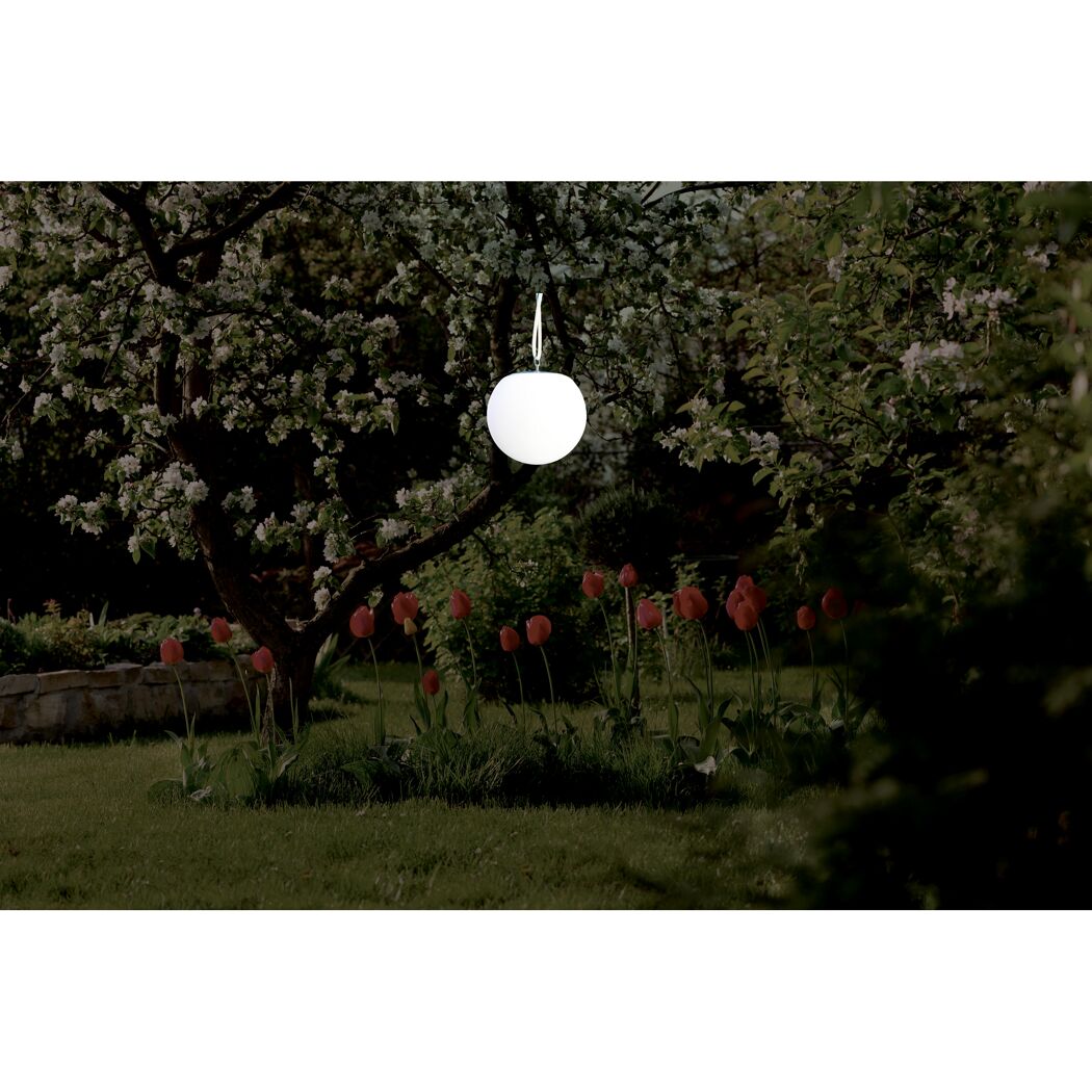 Solar Hängeleuchte in Garten mit blühenden Tulpen