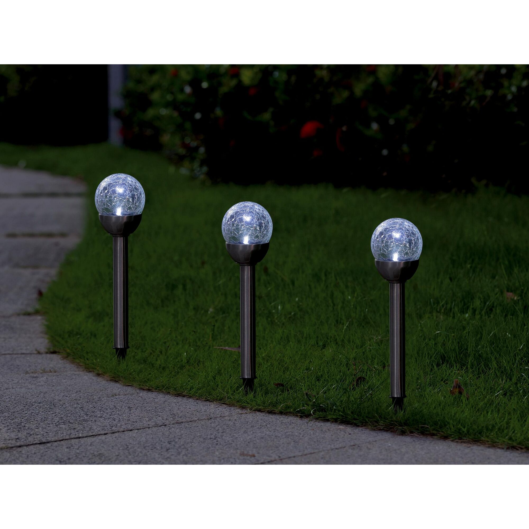 Drei Solar-Gartenfackeln mit Glaskugeln leuchten