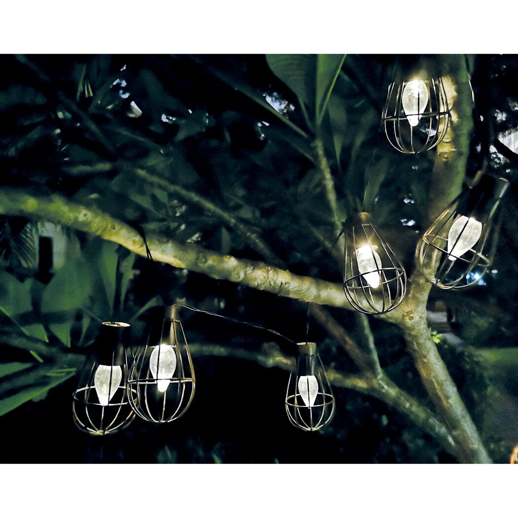 Solar Lichterkette mit Drahtkäfigen um die Glühbirnen