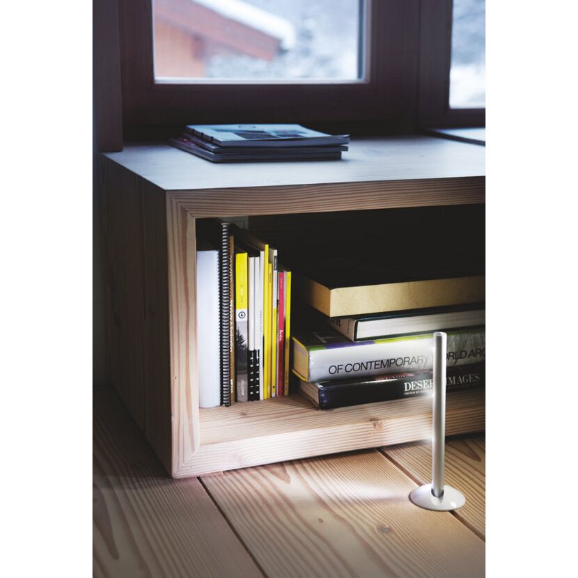 LED-Stixx Leuchte neben Bücherregal