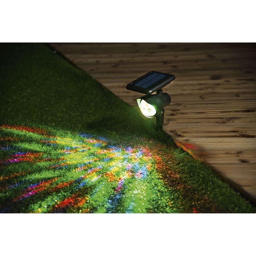 Solar-Projektor mit buntem Lichteffekt auf Rasen