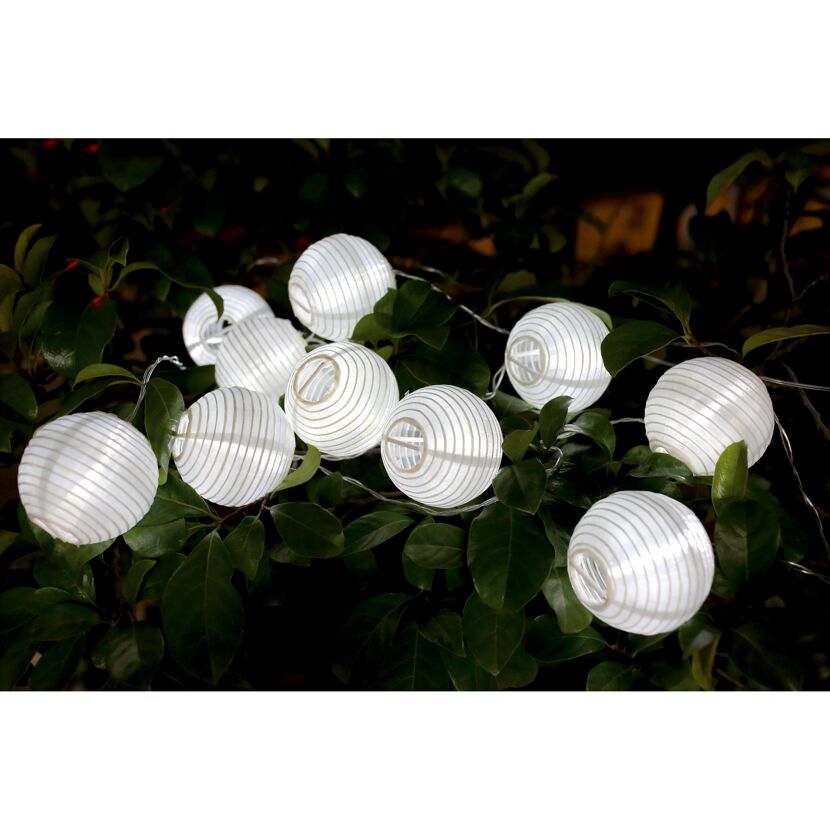 Weiße Lampions hängen an einer Lichterkette