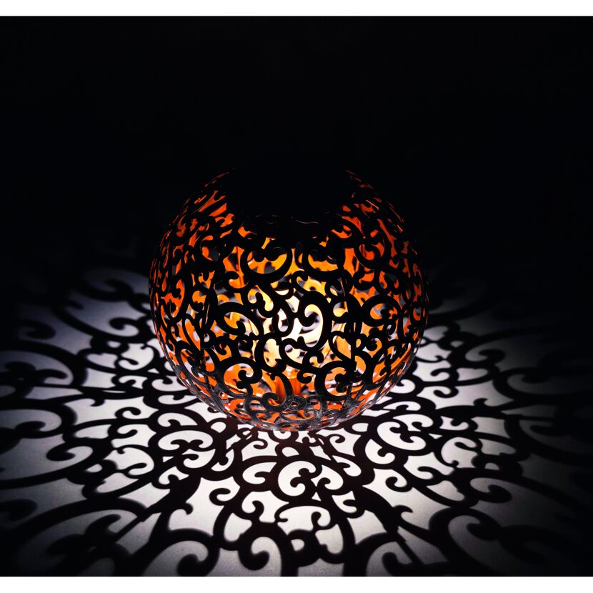 Solarlampe mit orientalischem Muster wirft Schatten