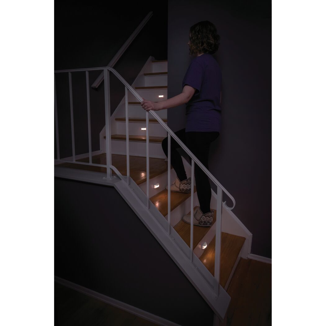 Person steigt Treppe hinauf, beleuchtet von LED-Nachtlicht 'MB500'.