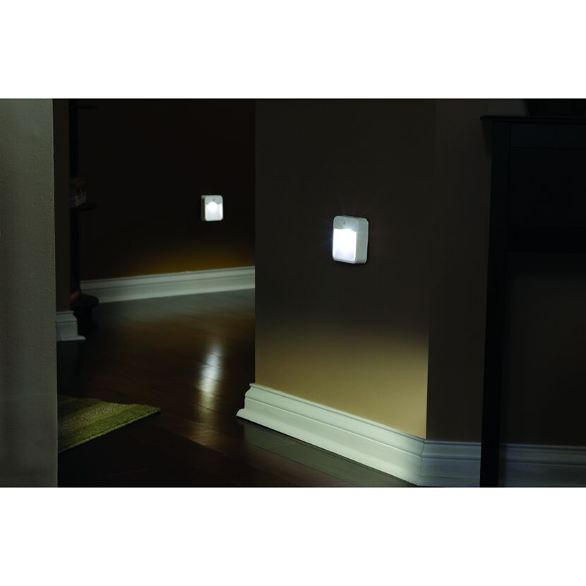 Zwei angeschaltete Mr. Beams Nachtlichter an der Wand