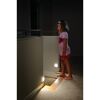 Kind blickt auf zwei LED-Nachtlichter 'MB722' an der Wand.