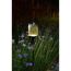 Solar-Fackel leuchtet in einem Garten