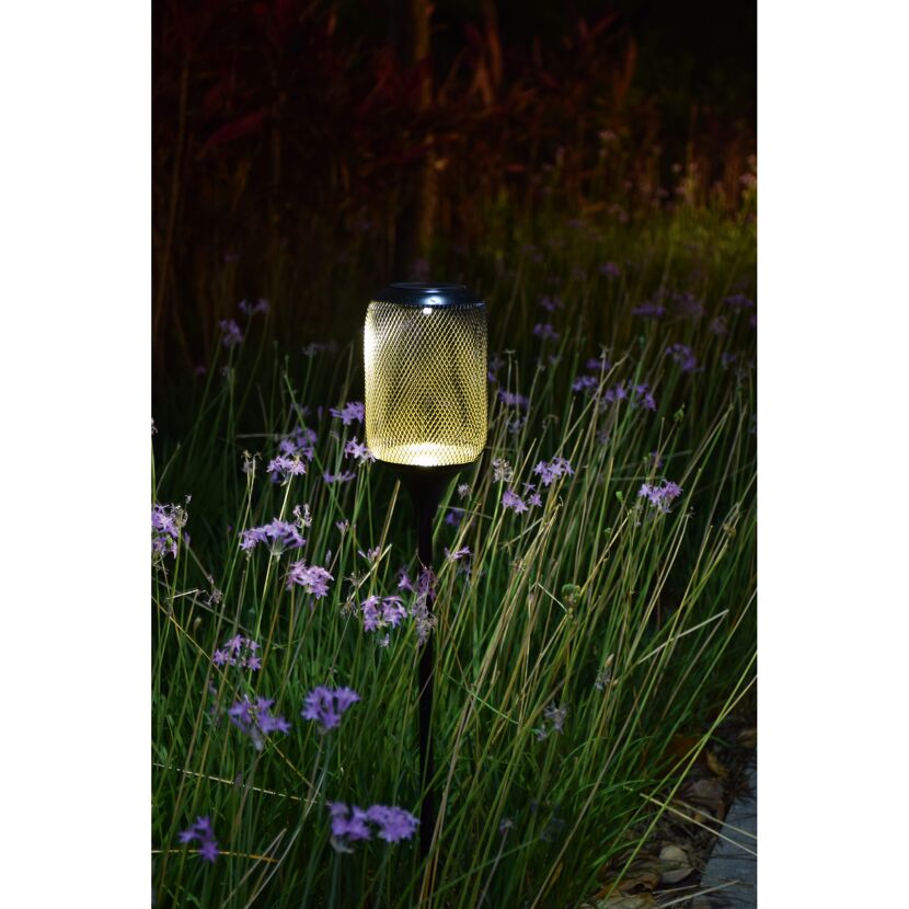 Solar-Fackel leuchtet in einem Garten