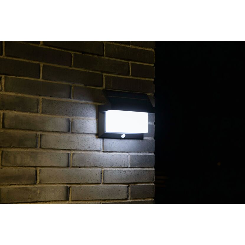 Solar-Wandleuchte an einer Backsteinmauer