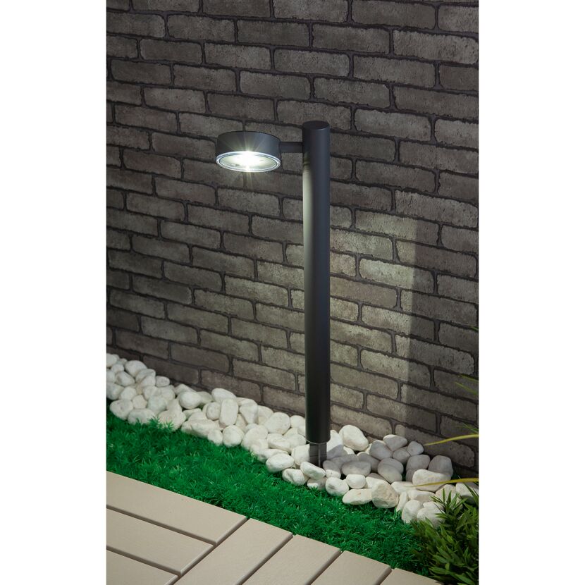 Solar-Wegeleuchte mit eingeschaltetem Licht