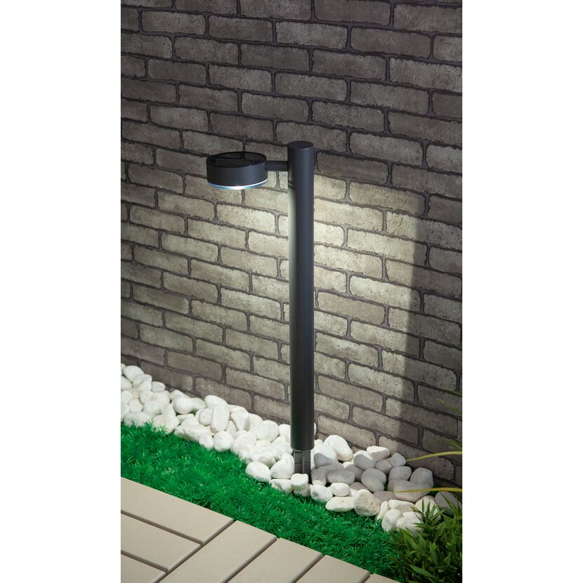 Solar-Wegeleuchte mit weißem Licht auf Terrasse