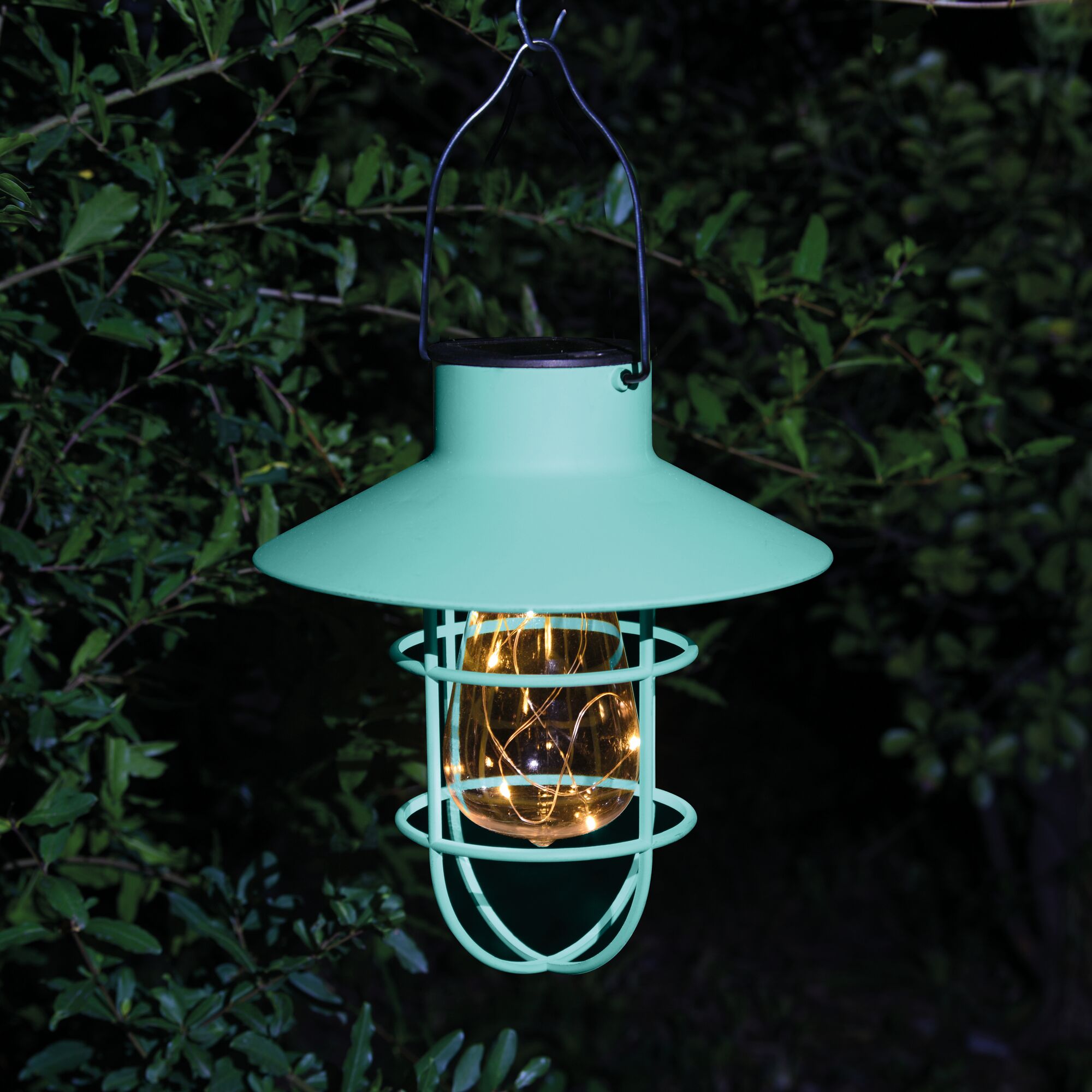 Grüne Solarlaterne mit Drahtlichterkette