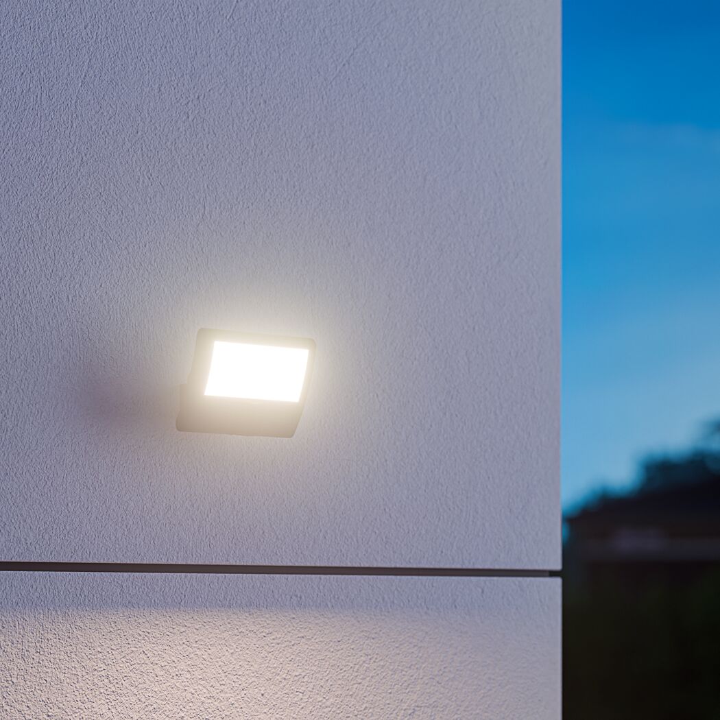 LED-Außenwandstrahler 'XLED curved ' mit Bewegungssensor 9,3 W 862 lm warmweiß IP 44 16 x 10,7 cm
