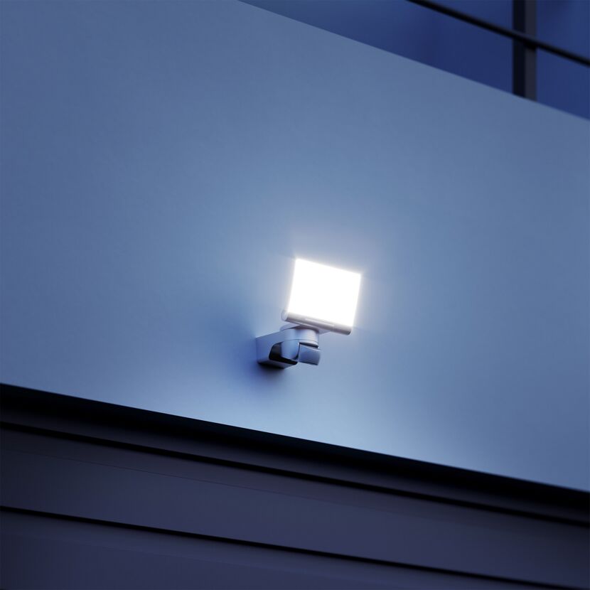 LED-Strahler 'XLED Home 2 S' mit Bewegungsmelder 13,7 W silbern