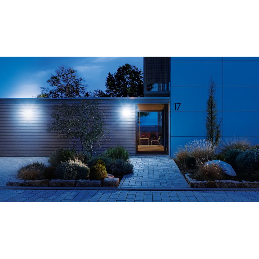 Zwei LED-Strahler beleuchten nachts eine Hausfassade.