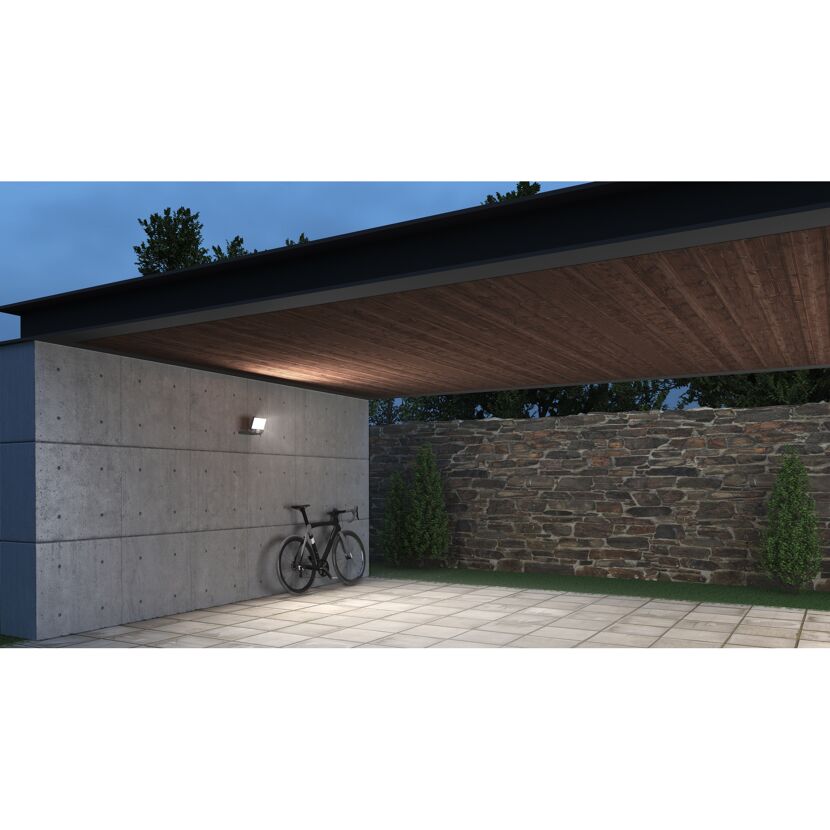 LED-Strahler XLED ONE XL beleuchtet einen Carport