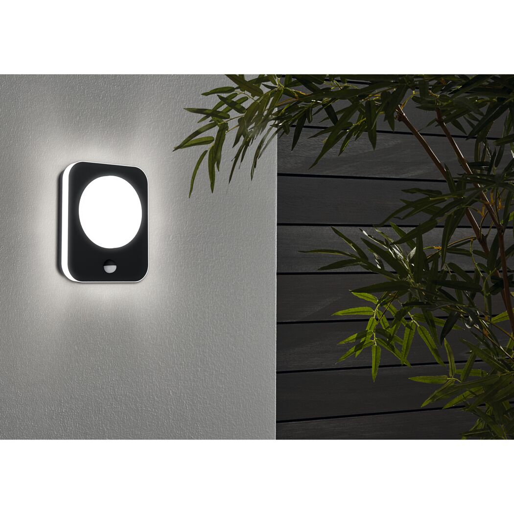 Schwarze LED Außenwandleuchte Madriz mit Sensor an Hauswand