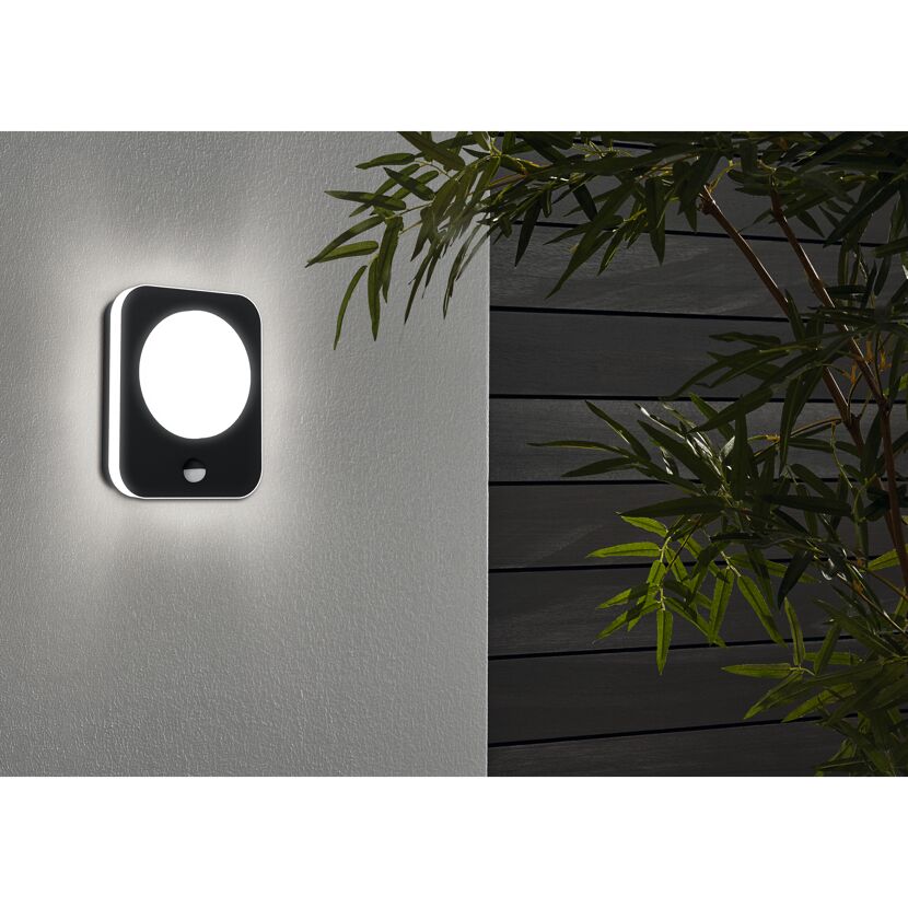 Schwarze LED Außenwandleuchte Madriz mit Sensor an Hauswand