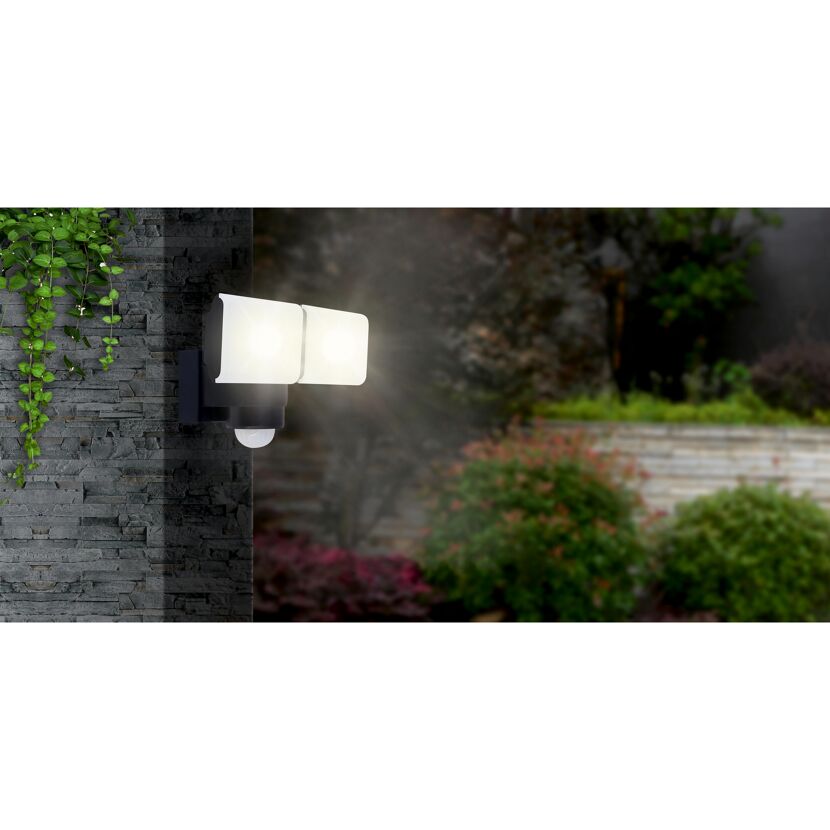 LED-Strahler Philipp mit Bewegungsmelder an Hauswand