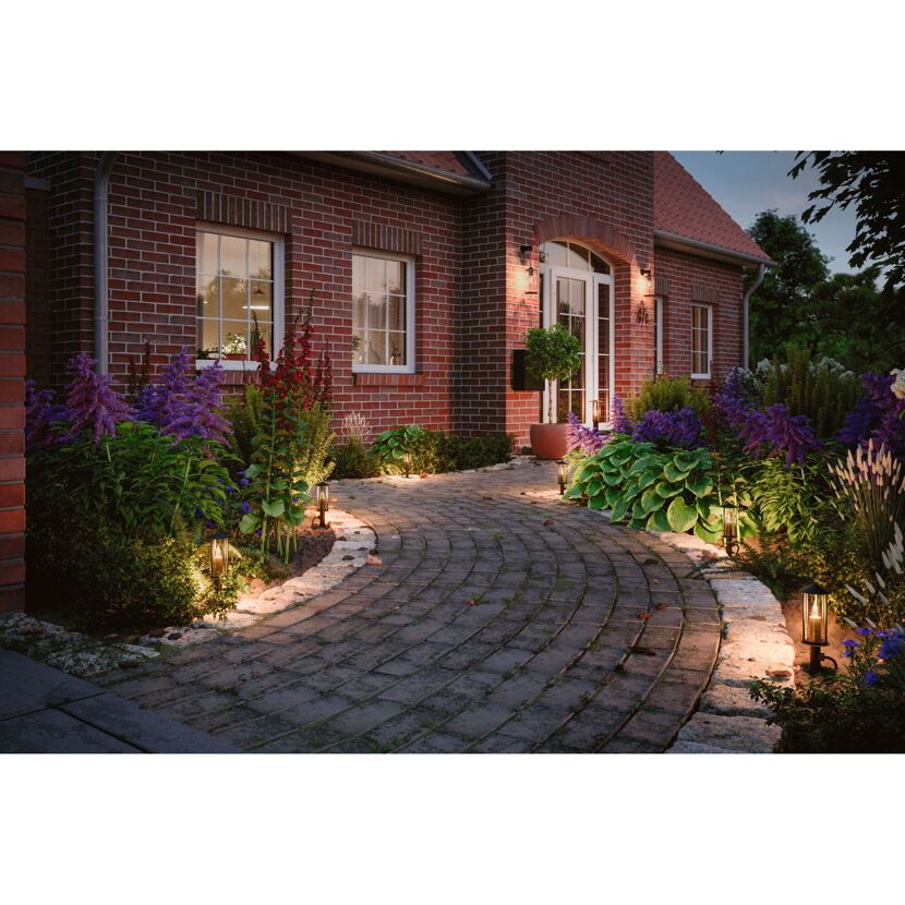Beleuchteter Gartenweg mit Plug & Shine Pollerleuchten