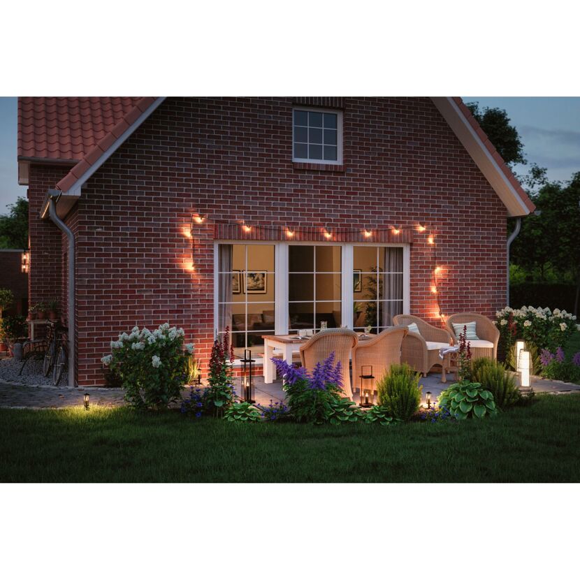 Garten mit Beleuchtung und Sitzecke am Abend