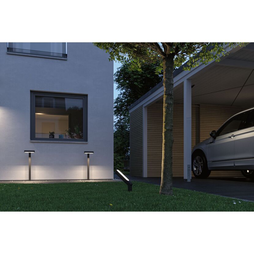 Plug & Shine ITO Spot vertikal beleuchtet Rasenfläche