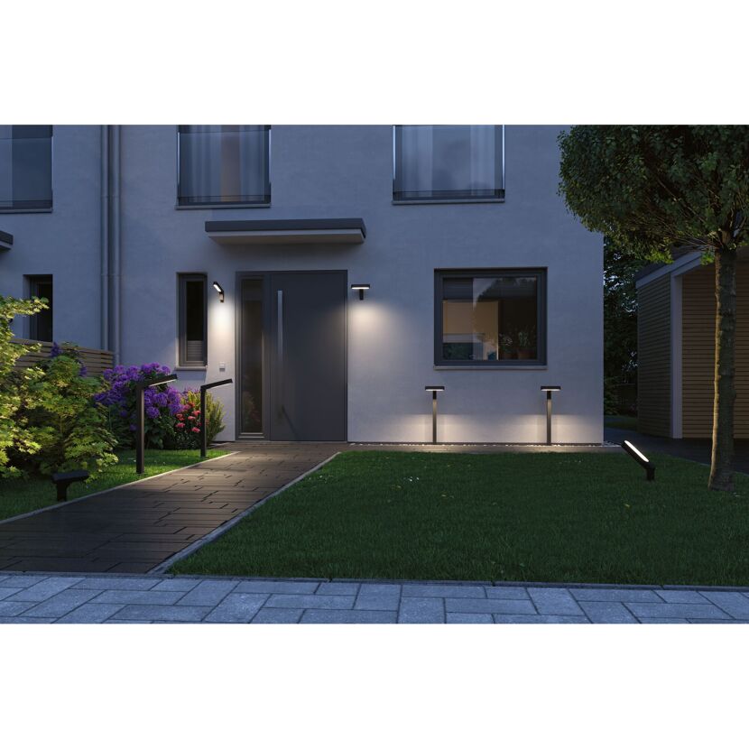 Beleuchteter Weg zu einem Haus mit Plug & Shine ITO Pollern