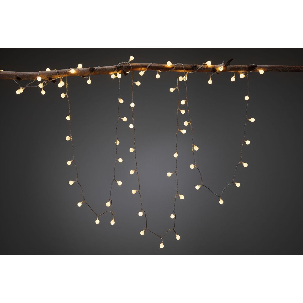 Lichterkette mit kleinen Kugeln an einem Ast