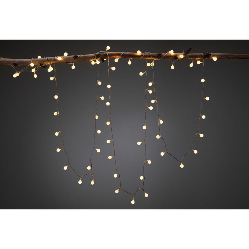 Lichterkette mit kleinen Kugeln an einem Ast