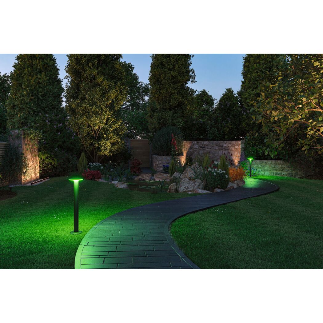 Beleuchteter Gartenweg mit Plug & Shine Plate Pollern in der Dämmerung.