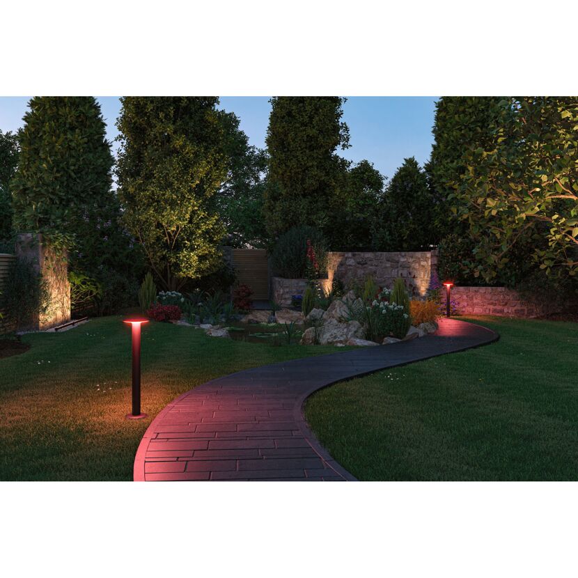 Beleuchteter Gartenweg mit RGBWH Pollerleuchten