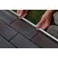 Person verlegt eine silberne Plug & Shine Stripe Smooth Leiste
