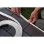 Person verlegt ein LED-Stripe