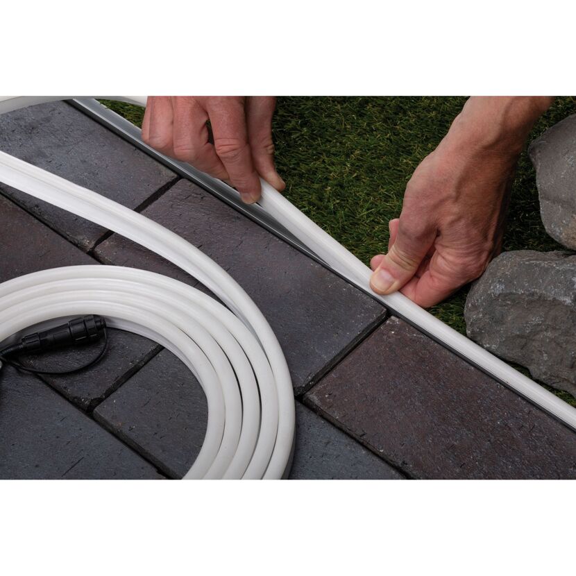 Person verlegt ein LED-Stripe