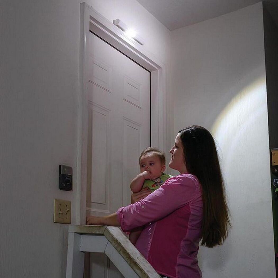 Person mit Baby und beleuchtetem Stablicht