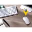 Tastatur, Maus, Notizbuch, Stift und Batterien auf einem Tisch