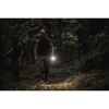 Zwei Personen mit Rucksäcken und LED-Taschenlampe im Wald