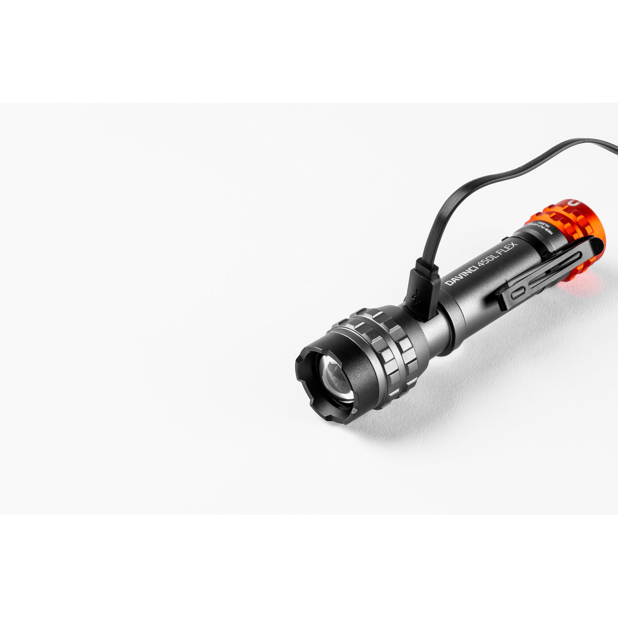 LED-Taschenlampe Davinci 450Flex wird geladen