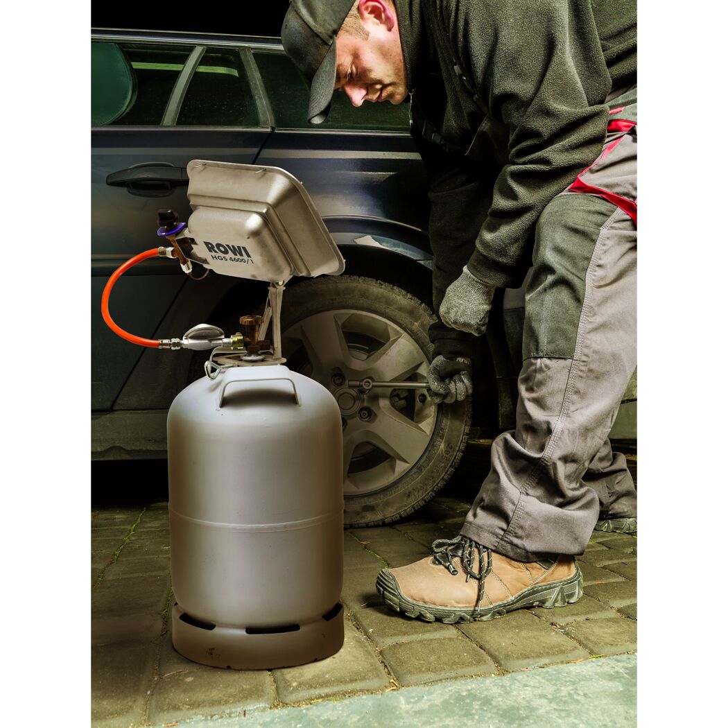 Person verwendet ROWI HGS 4600 mit Gasschlauch und Brenner